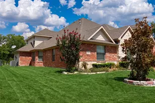 909 Blazing Star Dr, Garland, TX 75043 - Photo 2