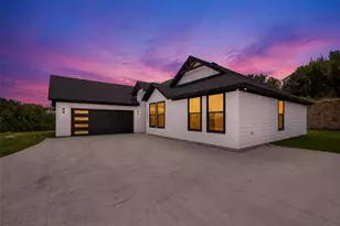 2203 Christine Dr, Granbury, TX 76048 - Photo 2