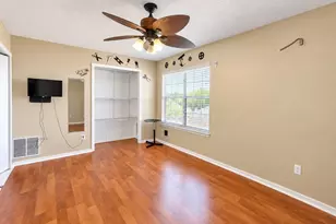 202 Browning Ln, Grand Prairie, TX 75052 - Photo 14