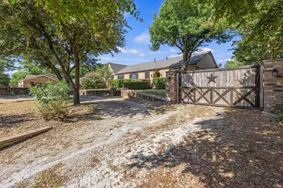 620 Oakwood Lane, Arlington, TX 76012 - Photo 2