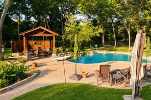 3122 Oakview Dr, Hurst, TX 76054 - Photo 2