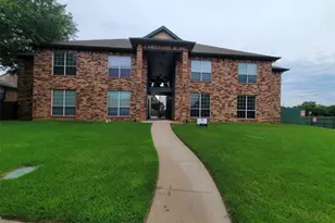 813 Betty Ct, Hurst, TX 76053 - Photo 2