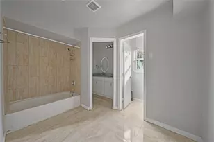 10071 Woodhollow Dr, Conroe, TX 77385 - Photo 10