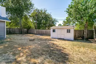 725 Hawthorne Ln, Grand Prairie, TX 75052 - Photo 24