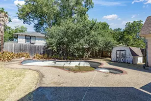 504 W Knox St, Ennis, TX 75119 - Photo 36