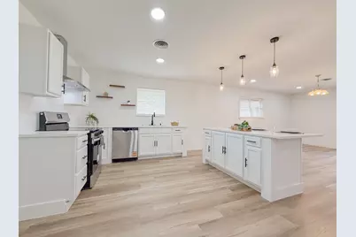 228 Hallbrook Drive, Fort Worth, TX 76134 - Photo 4