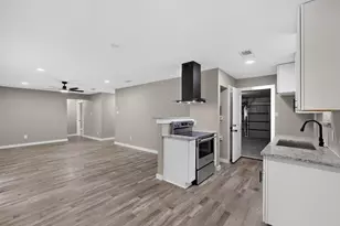 926 SE 3rd St, Grand Prairie, TX 75051 - Photo 4