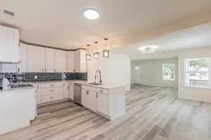 426 NE 29th St, Grand Prairie, TX 75050 - Photo 10