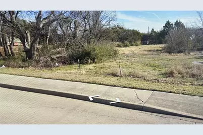 208 N Joe Wilson Road, Cedar Hill, TX 75104 - Photo 2