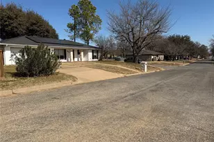 2817 NE 11th St, Mineral Wells, TX 76067 - Photo 4