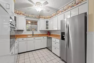 649 Parkridge Blvd, Burleson, TX 76028 - Photo 10