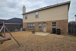 824 Green Heath Ave, Fort Worth, TX 76120 - Photo 2
