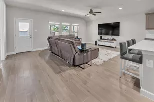 872 Alexandria Ln, Joshua, TX 76058 - Photo 4
