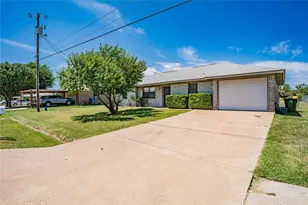 4031 Country Meadows Cir, Granbury, TX 76049 - Photo 2