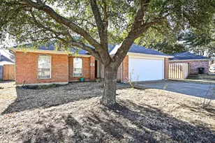 415 Preston Dr, Cleburne, TX 76033 - Photo 2