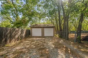 2909 Ryan Pl Dr, Fort Worth, TX 76110 - Photo 32