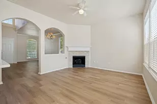 307 Mary Pat Dr, Grand Prairie, TX 75052 - Photo 4