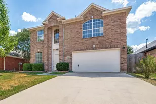 307 Mary Pat Dr, Grand Prairie, TX 75052 - Photo 2