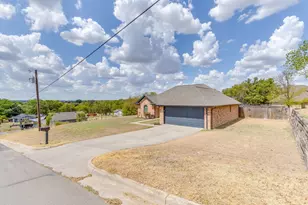 613 E 1st St, Weatherford, TX 76086 - Photo 2