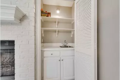 905 Cedarland Boulevard, Arlington, TX 76011 - Photo 6