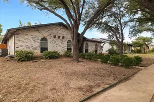 1831 Chamberlain Dr, Carrollton, TX 75007 - Photo 2
