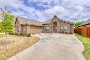 1060 Wildwood Dr, Joshua, TX 76058 - Photo 2