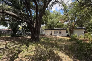 137 Bowie St, McGregor, TX 76657 - Photo 10