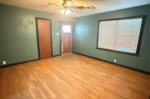 137 Bowie St, McGregor, TX 76657 - Photo 4