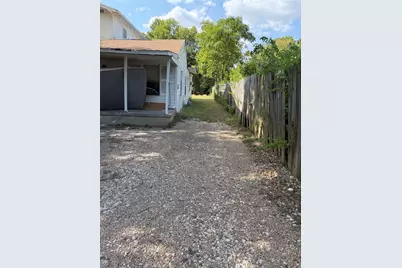233 W Hammond Street, Lancaster, TX 75146 - Photo 2
