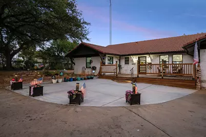 400 W Atchley Drive, Granbury, TX 76048 - Photo 2
