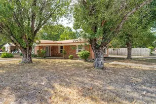 402 Myers Ave, Cleburne, TX 76033 - Photo 1
