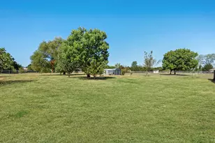 649 E Reindeer Rd, Lancaster, TX 75146 - Photo 22
