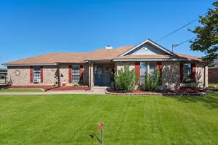 649 E Reindeer Rd, Lancaster, TX 75146 - Photo 1