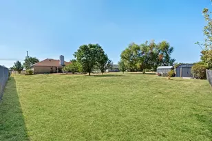 649 E Reindeer Rd, Lancaster, TX 75146 - Photo 20