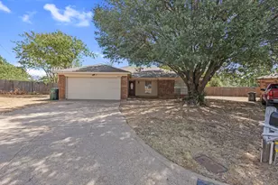 6229 Maple Springs Dr, Arlington, TX 76001 - Photo 2