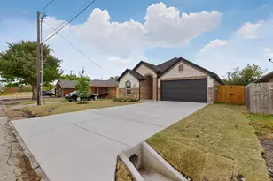 909 Meriott St, Ennis, TX 75119 - Photo 4