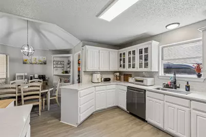 6215 Sandybrook Drive, Arlington, TX 76001 - Photo 8