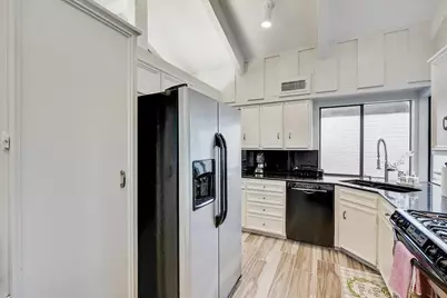 612 W Northgate Drive, Irving, TX 75062 - Photo 12