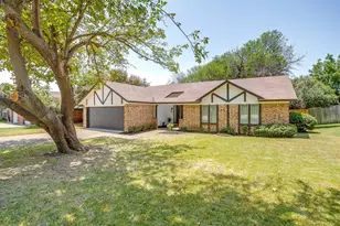 105 Lakeway Dr, Benbrook, TX 76126 - Photo 2