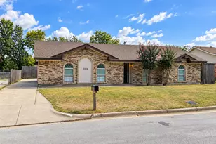 2001 San Jacinto Dr, Arlington, TX 76012 - Photo 2