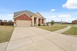 516 Clearlake Dr, Waxahachie, TX 75165 - Photo 4