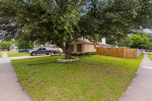 300 Comiskey Ct, Saginaw, TX 76179 - Photo 2