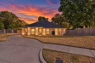 301 Morrison Ct, Euless, TX 76039 - Photo 2