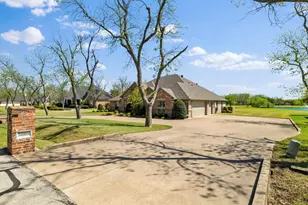5609 Flagstick Dr, Granbury, TX 76049 - Photo 2