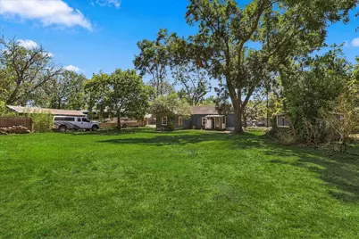 417 E Hughes Street, Collinsville, TX 76233 - Photo 30