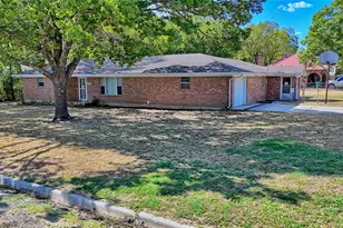 105 E Pecan St, Saint Jo, TX 76265 - Photo 1