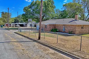 105 E Pecan St, Saint Jo, TX 76265 - Photo 24