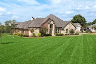 1616 Crow Creek Dr, Granbury, TX 76049 - Photo 2