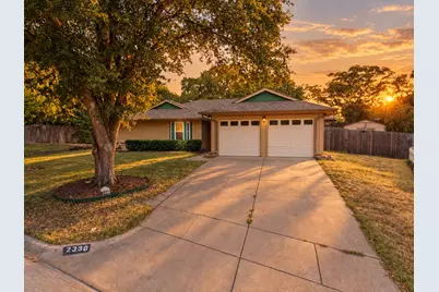 2336 Carlisle Court, Grand Prairie, TX 75052 - Photo 2
