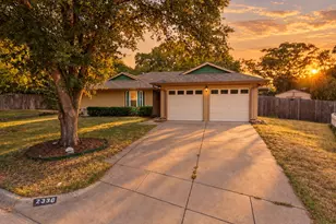 2336 Carlisle Ct, Grand Prairie, TX 75052 - Photo 2